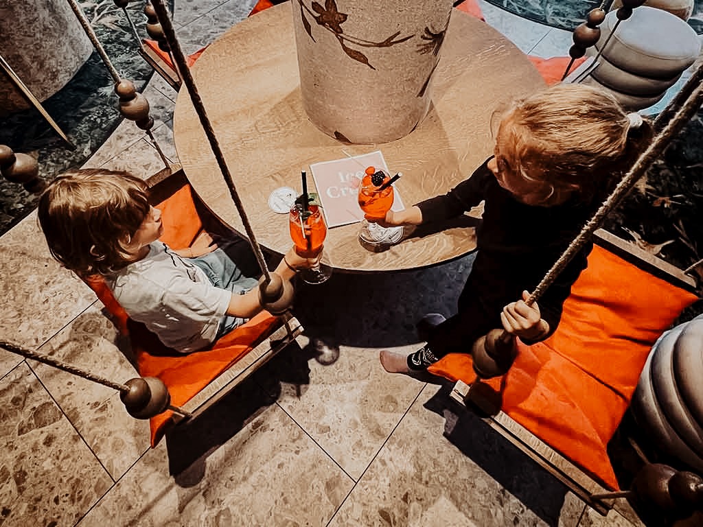 coco-travel-falkensteiner-lido-kindercocktails Kinder trinken einen Kindercocktail