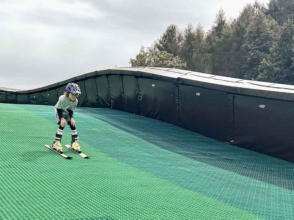 coco-travel-falkensteiner-lido-ski Junge fährt auf einer Sommerskipiste