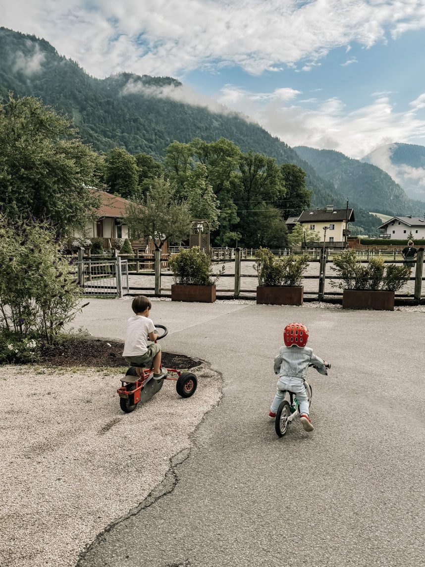 COCOtravel PostFamilyResort Fuhrpark Woom 2 e1727102392318