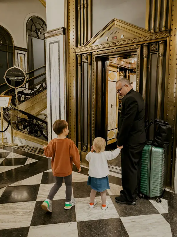 COCOtravel Wien Bristol Portier 2 COCOtravel Wien Bristol Portier 2