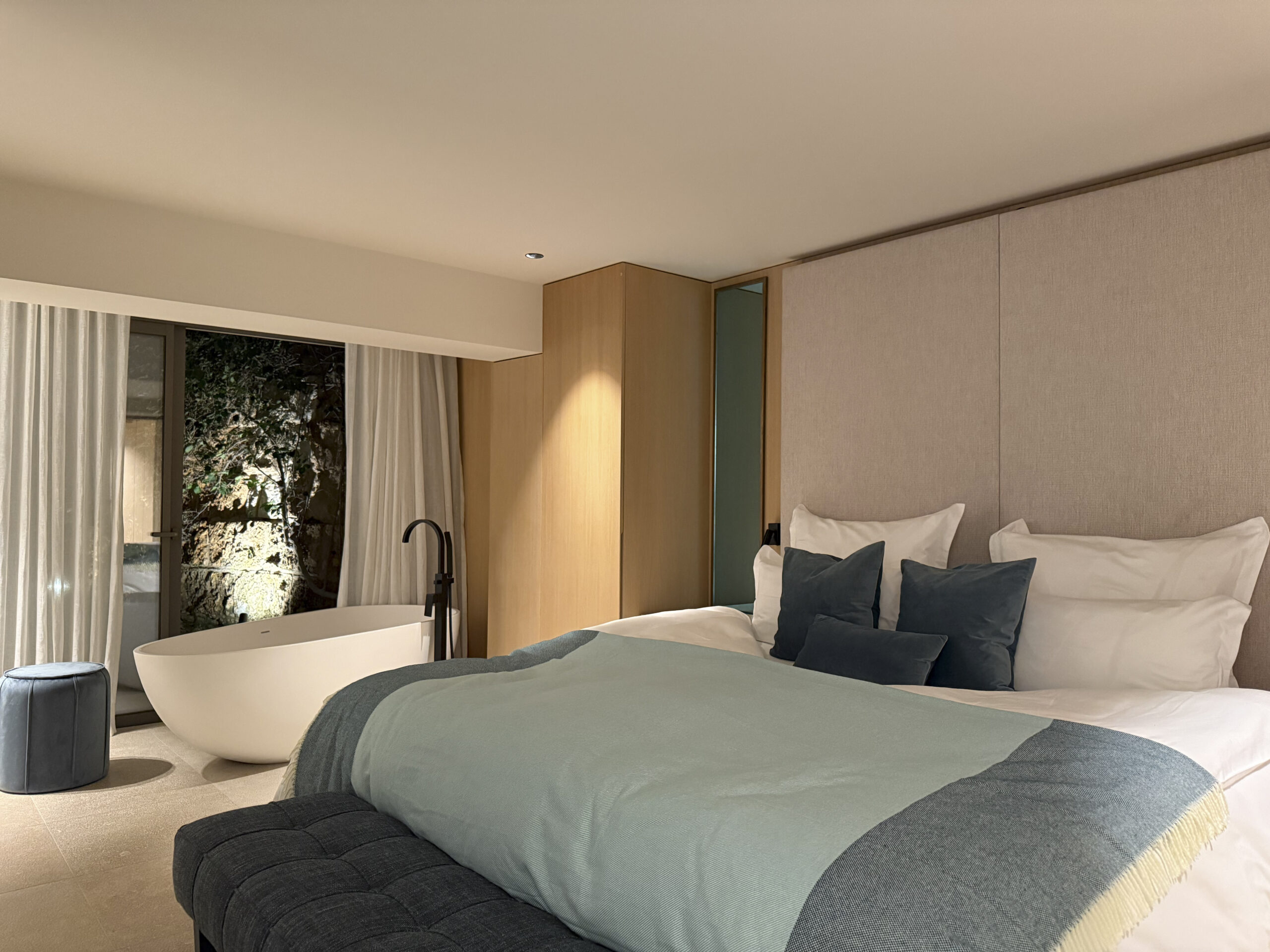 COCOtravel Mallorca VillaRiviera Zimmer Badewanne 3 scaled