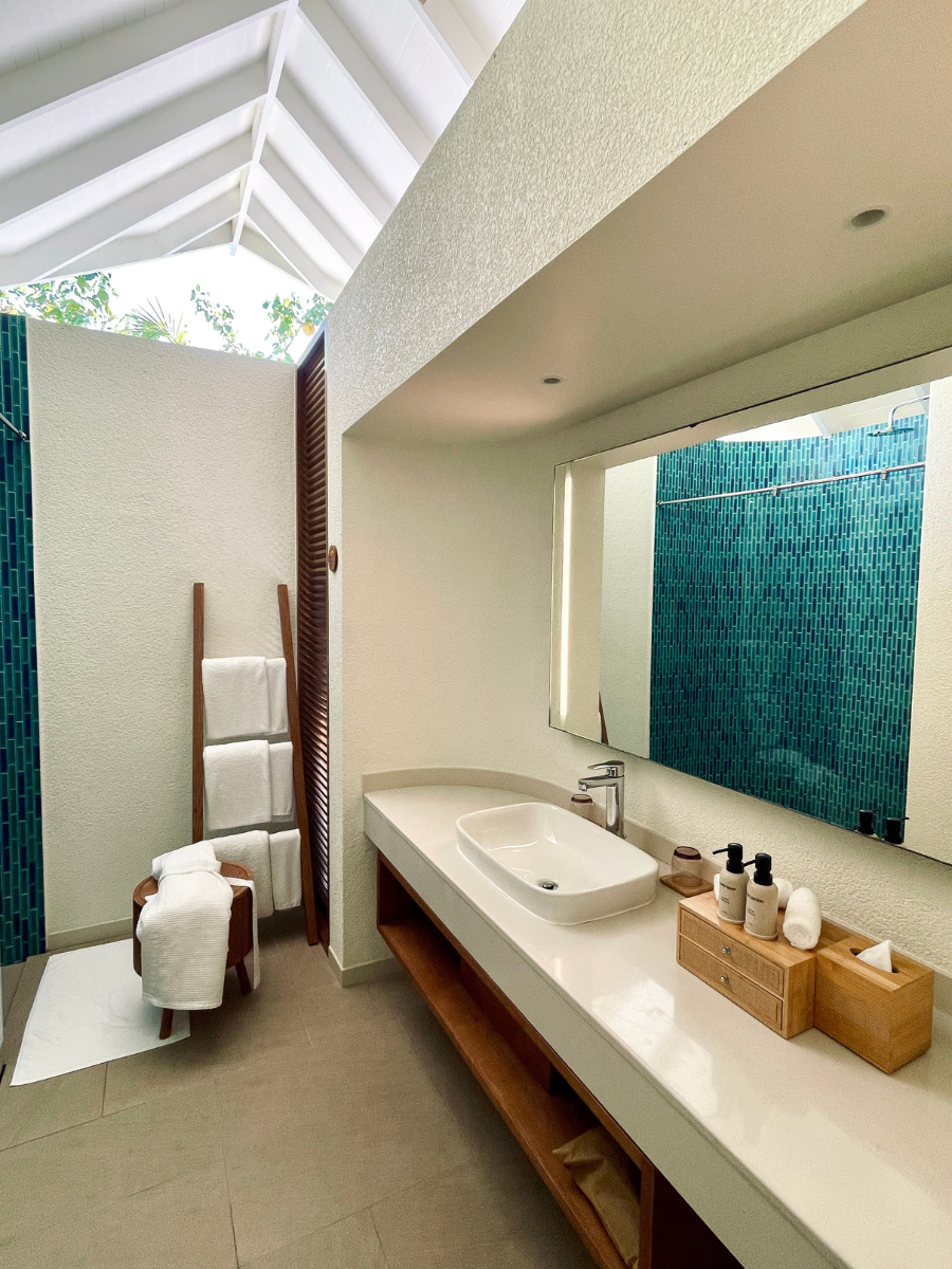 COCOtravel Malediven Raayabyatmosphere Privatepool1 COCOtravel Malediven Raayabyatmosphere Bad