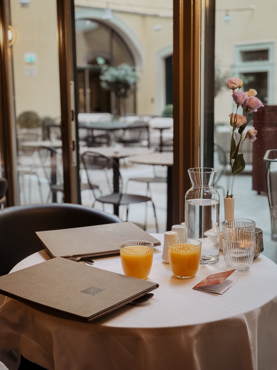 COCOtravel mailbergerhof wien Fruehstueck tisch gedeckt blick innenhof COCOtravel mailbergerhof wien Fruehstueck tisch gedeckt blick innenhof