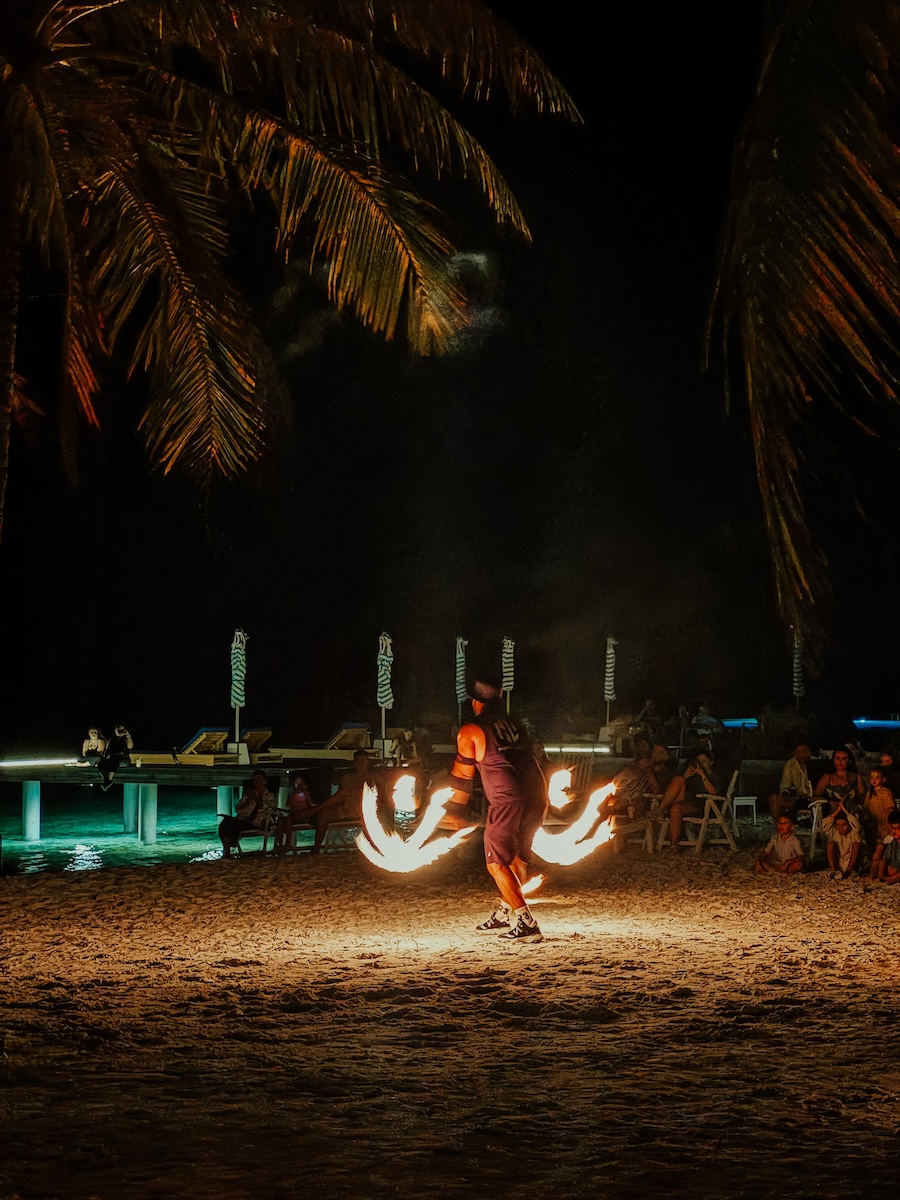 hoch COCOtravel villa nautica maldives allgmein feuershow2 hoch COCOtravel villa nautica maldives allgmein feuershow2