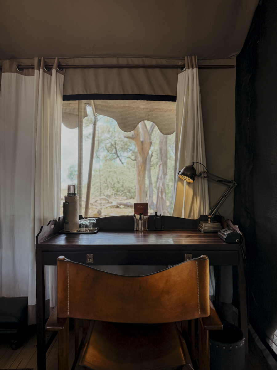 COCOtravel Botswana GreatPlains DubaExplorersCamp Room Schreibtisch 1 COCOtravel Botswana GreatPlains DubaExplorersCamp Room Schreibtisch 1