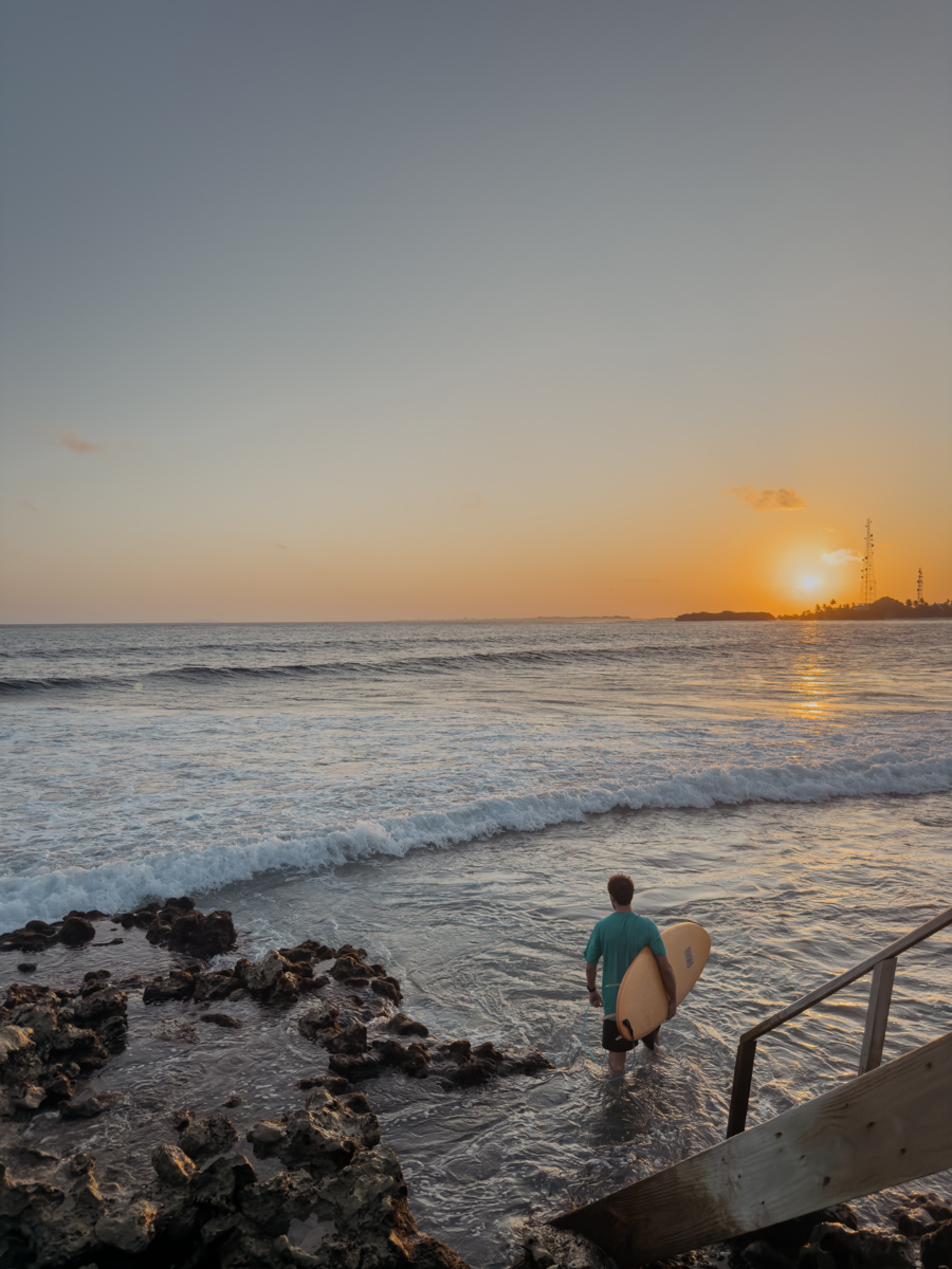 COCOtravel KudaVillingili Malediven Sundowner Surfer ChickensBreak COCOtravel KudaVillingili Malediven Sundowner Surfer ChickensBreak