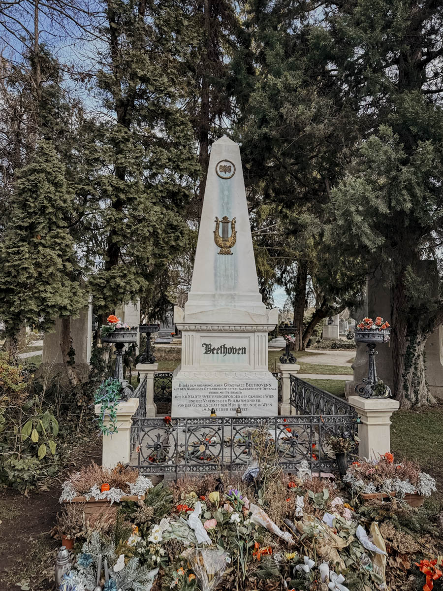 hoch zentralfriedhof grab miiro palais rudolf wien COCOtravel hoch zentralfriedhof grab miiro palais rudolf wien COCOtravel