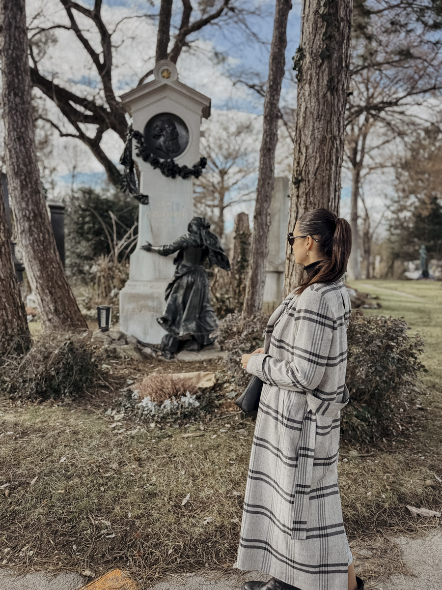 hoch zentralfriedhof silvia miiro palais rudolf wien COCOtravel hoch zentralfriedhof silvia miiro palais rudolf wien COCOtravel