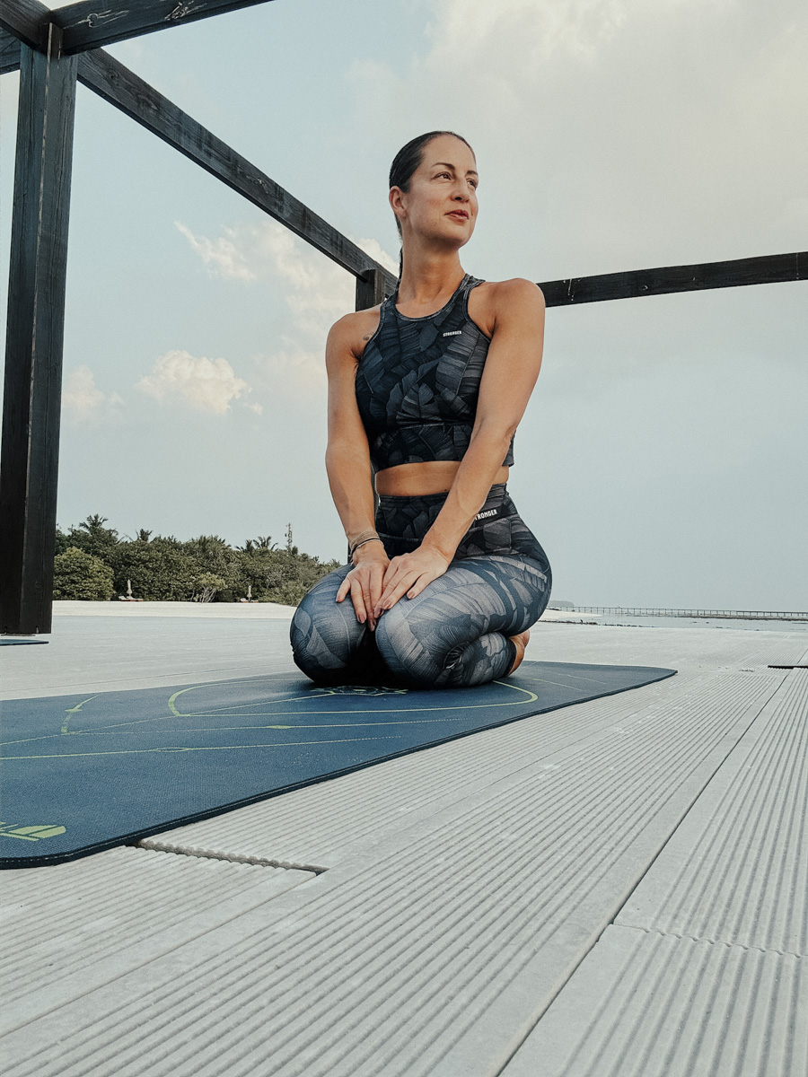 hoch sport yoga silvia kuredhivaru malediven COCOtravel hoch sport yoga silvia kuredhivaru malediven COCOtravel
