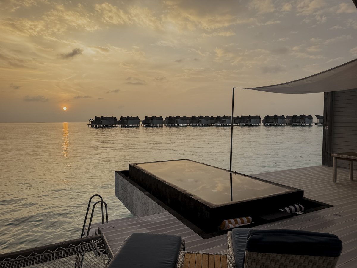 quer villa pool sunrise kuredhivaru malediven COCOtravel quer villa pool sunrise kuredhivaru malediven COCOtravel