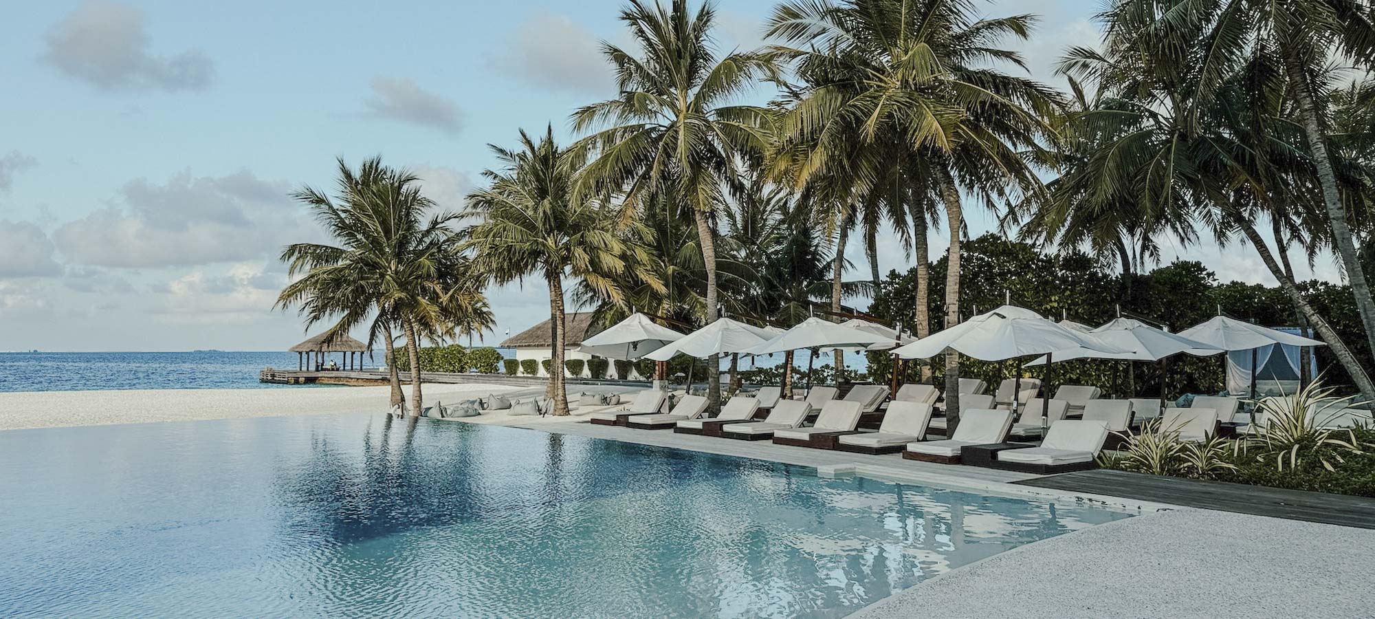 Header quer COCOtravel velassaru maldives allgemein mainpool 2