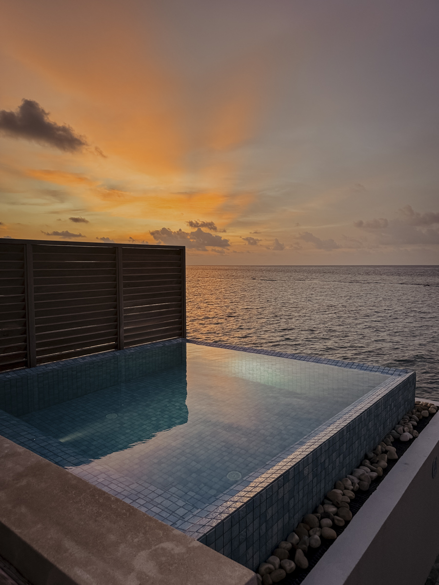 hoch COCOtravel velassaru maldives overwater sunset